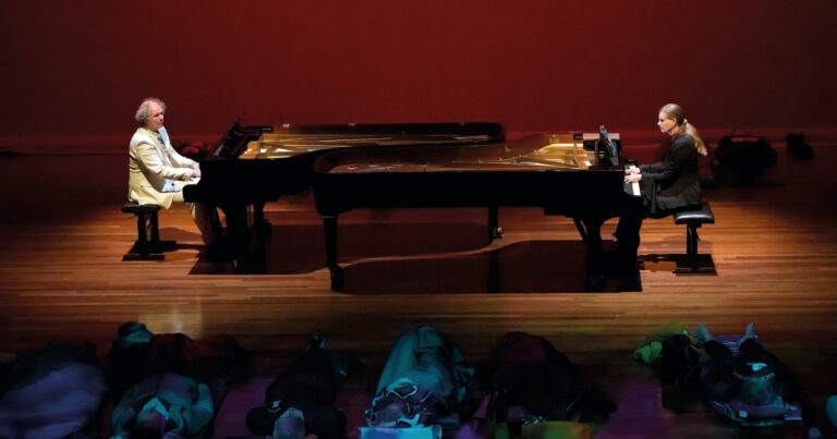 Sandra en Jeroen tegenover elkaar met grote vleugels