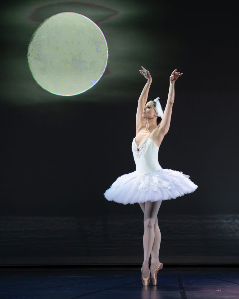 Igone in witte tutu met op achtergrond de maan