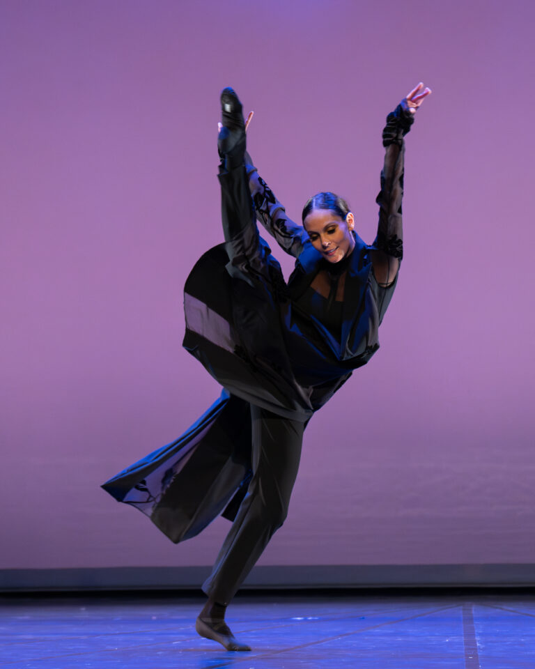 Igone in zwarte kleding met paarse achtergrond