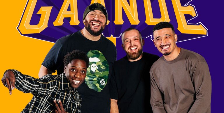 Groep van vier mannen die lachen en poseren voor een kleurrijke achtergrond met tekst.