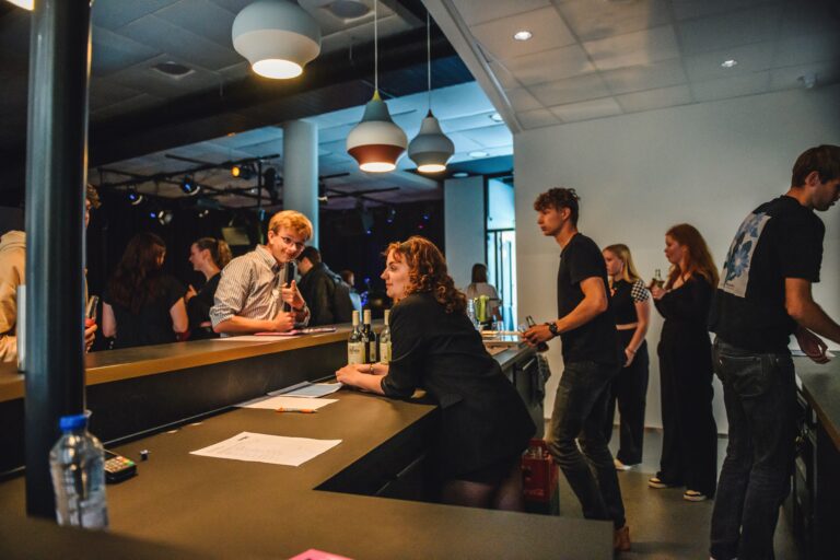 mensen achter een bar
