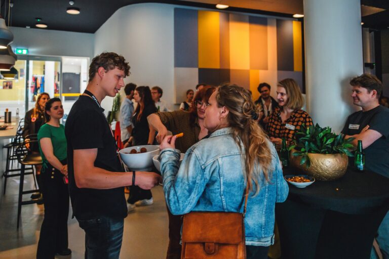 vrouw praat met man in zwart shirt