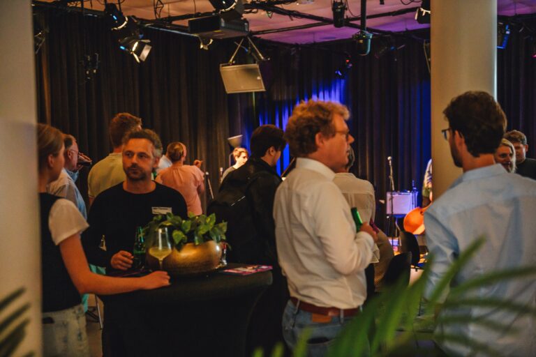 foto van groep mensen die met elkaar staat te praten