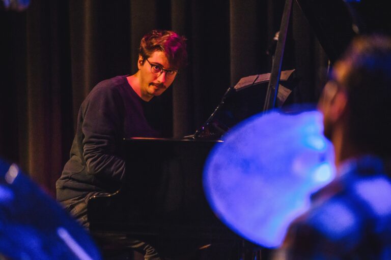 man van dichtbij op een drum