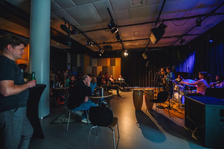 foto van zijkant op publiek