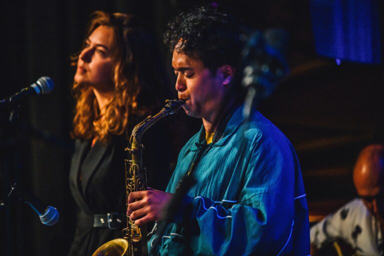 man speelt op saxofoon