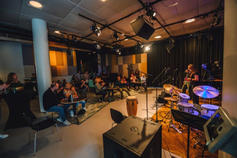 foto van zijkant op het publiek