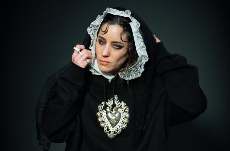 Verdrietig actrice met donkere kleding met oud-hollands traditionele elementen