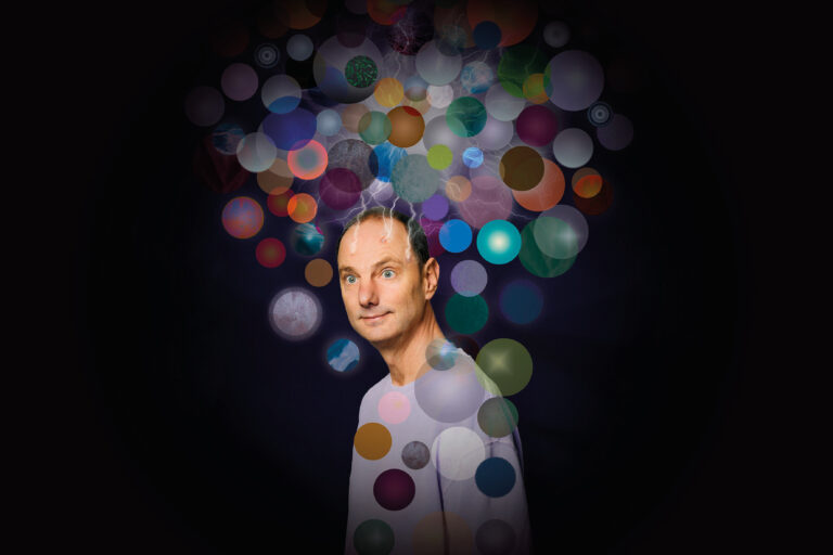 Thomas staat in een donderwolk met bolletjes