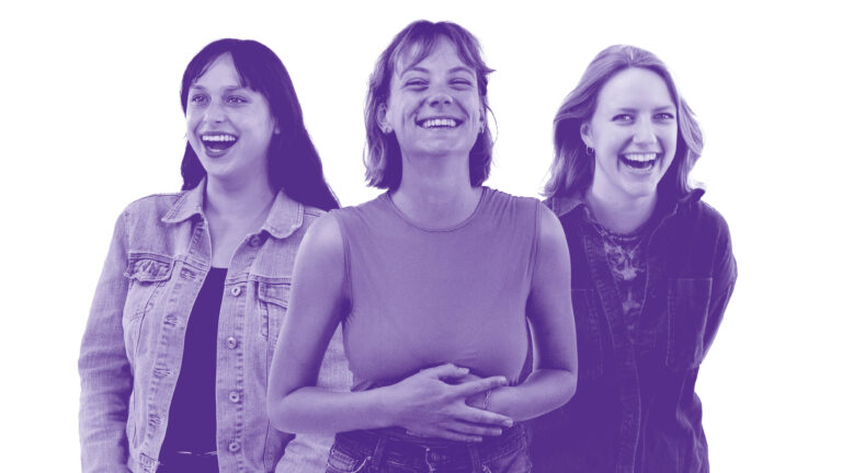 Portret van drie vrouwelijke theatermakers in paarstinten