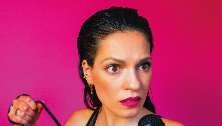 Stephanie met een wet hair look een bh met hartjes en een microfoon