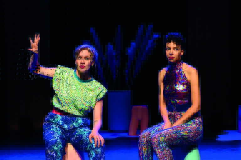 Het cabaretduo Vlamousse vertelt verhalen zittend op een kruk