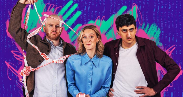Drie acteurs staan naast elkaar met gekleurde geanimeerde achtergrond