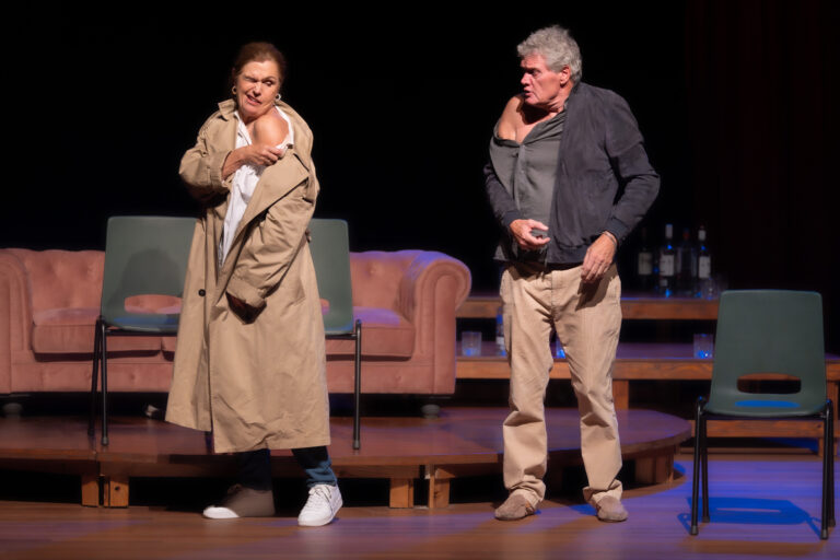 Liz en Porgy tonen allebei een blote schouder tijdens hun theatervoorstelling