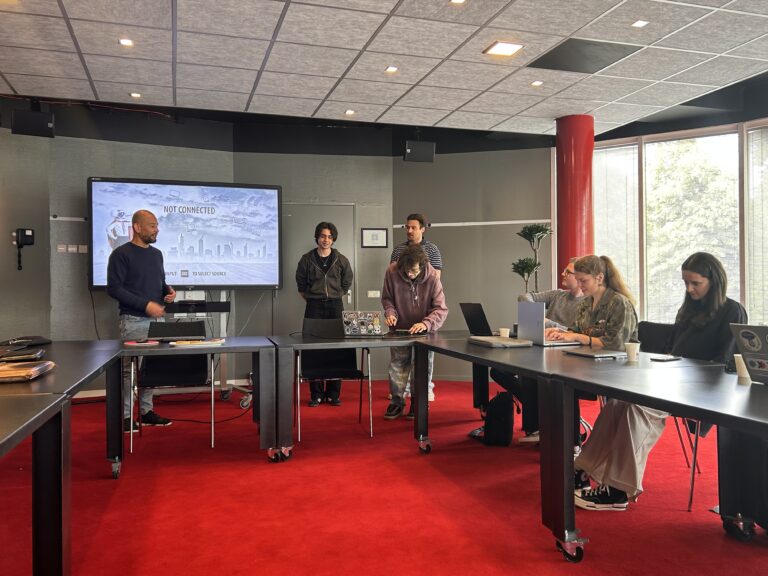 drie jongens staan klaar om te presenteren aan een groep mensen