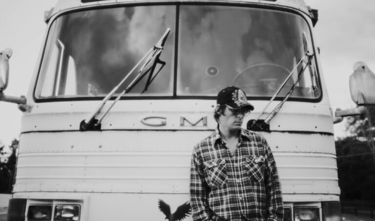 Zwart wit foto met man ervoor met pet op