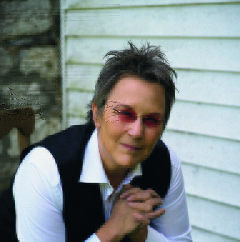 Mary Gauthier voor witte muur