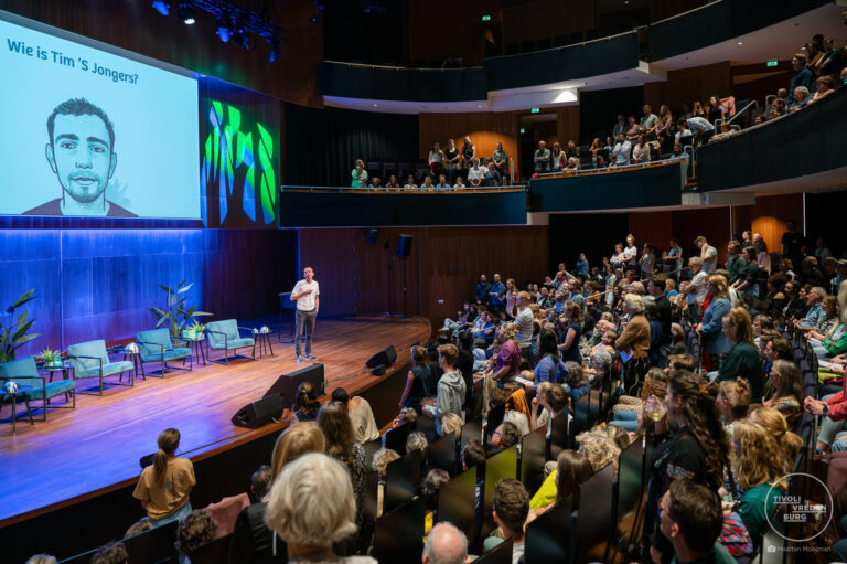 Tim ’S Jongers staat voor volle zaal tijdens zijn theatercollege