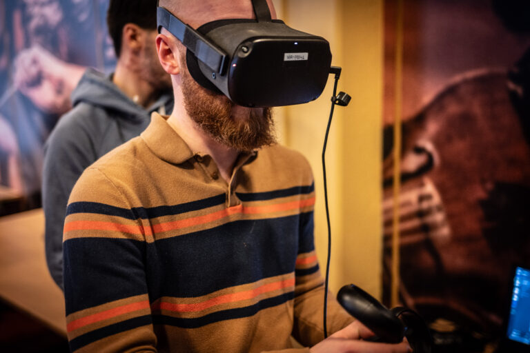 Man met virtual reality-headset en controller.