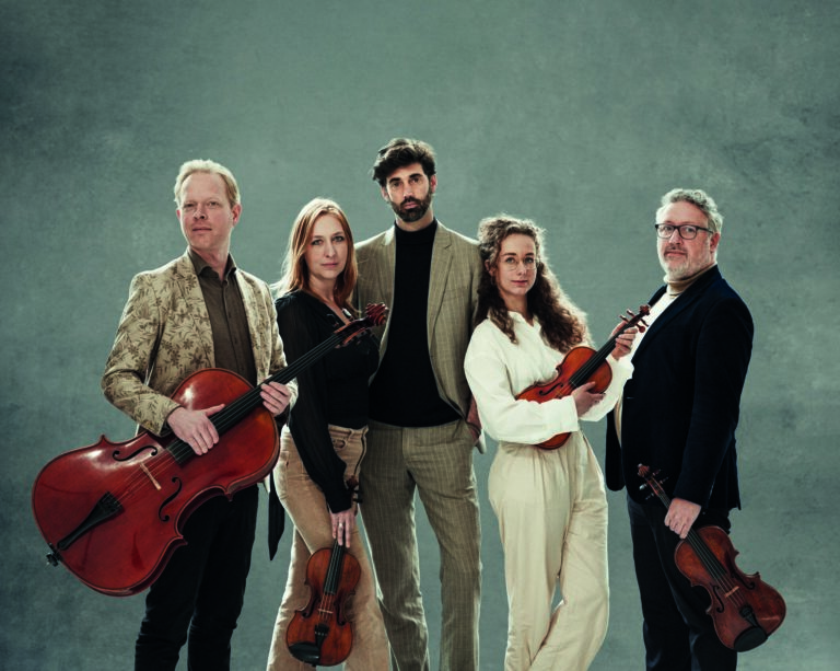 Ruben Hein staand in het midden, omringd door de vier musici (met instrument in de hand) van het Matangi Quartet