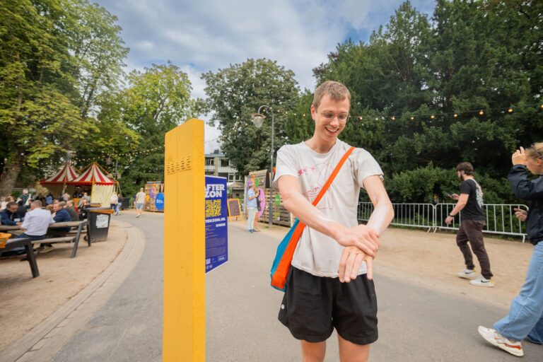 Jongen op Noorderzon smeert zonnebrandcreme