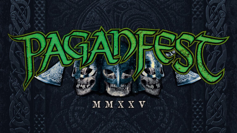 Paganfest-logo met groene tekst, schedels, bijlen en het Romeinse cijfer MMXXV