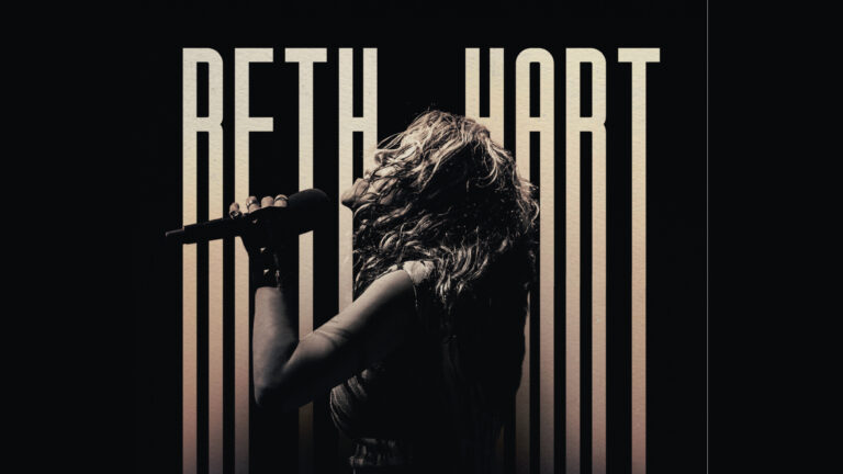 Beth Hart zingt gepassioneerd in een dramatische, sepia-toned silhouet.