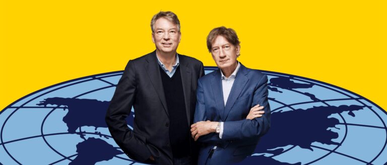 Rob de Wijk en Arend Jan Boekestijn staan voor een gele achtergrond