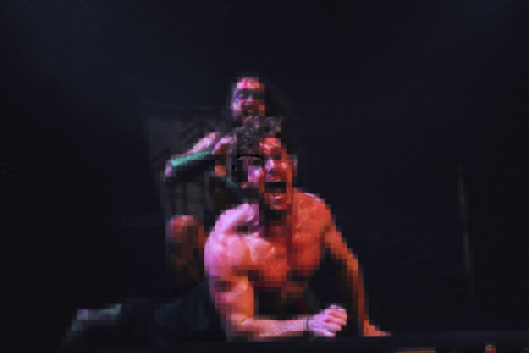 Een gepixelde afbeelding van twee mensen, waarvan één boven de ander staat.