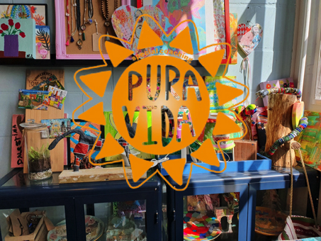 Logo Pura Vida met daarachter tafel met creatieve spullen