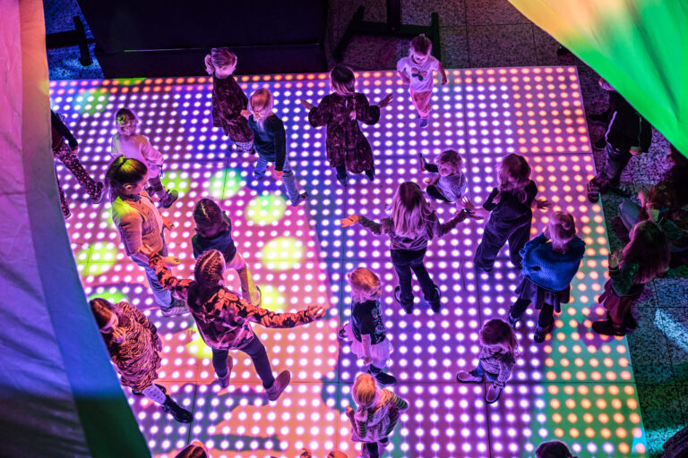Kinderen dansen op een lichtgevende dansvloer