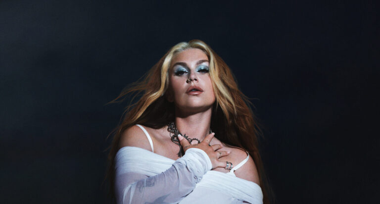 Roxeanne Hazes met een witte jurk aan