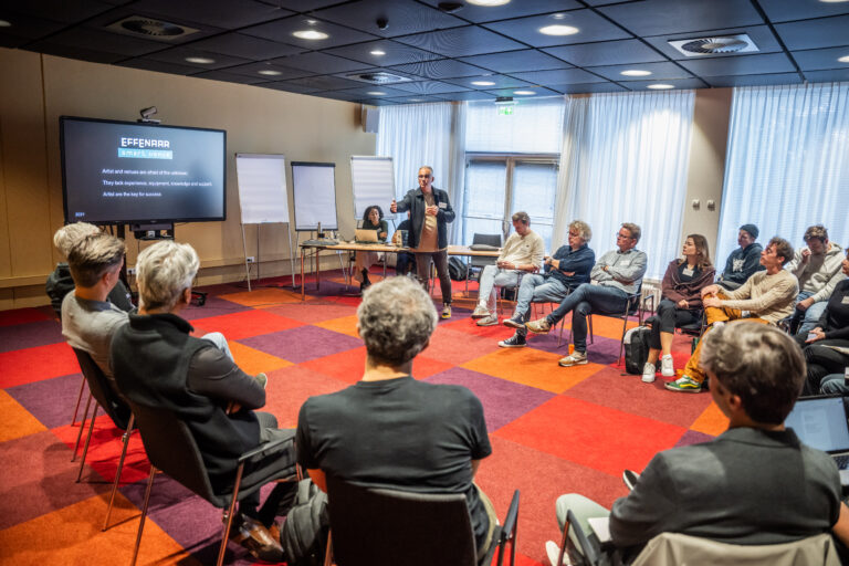 spreker die in een open kring aan het vertellen is