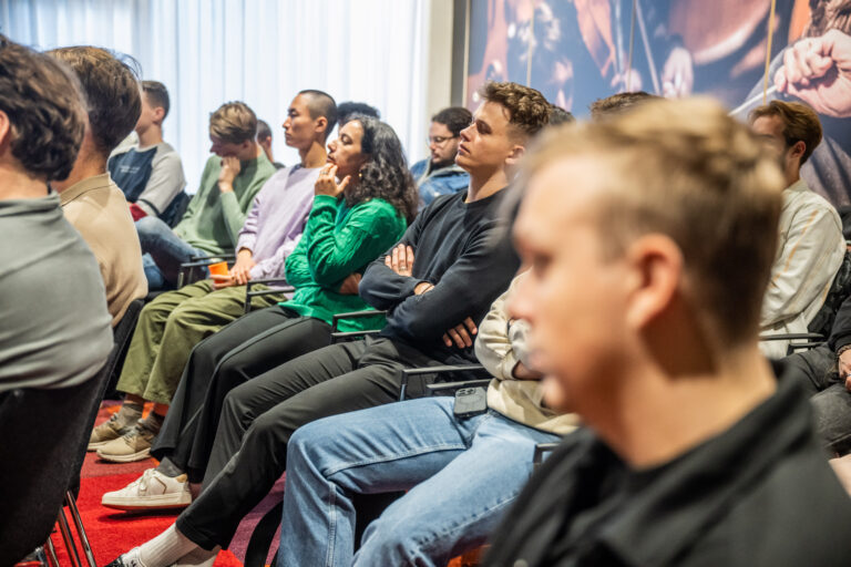 Mensen die aandachtig aan het luisteren zijn