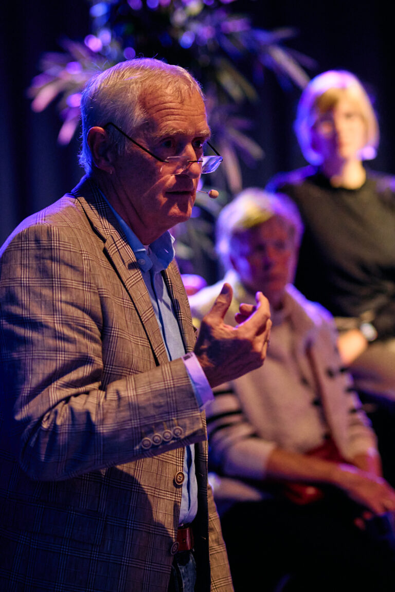 Man die iets aan het uitleggen is voor een publiek