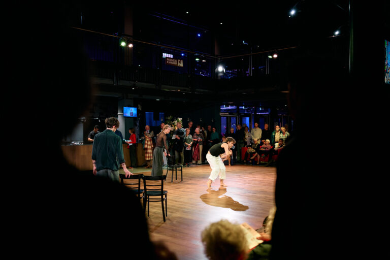 mensen die aan het dansen zijn voor een groep mensen die om ze heen staan