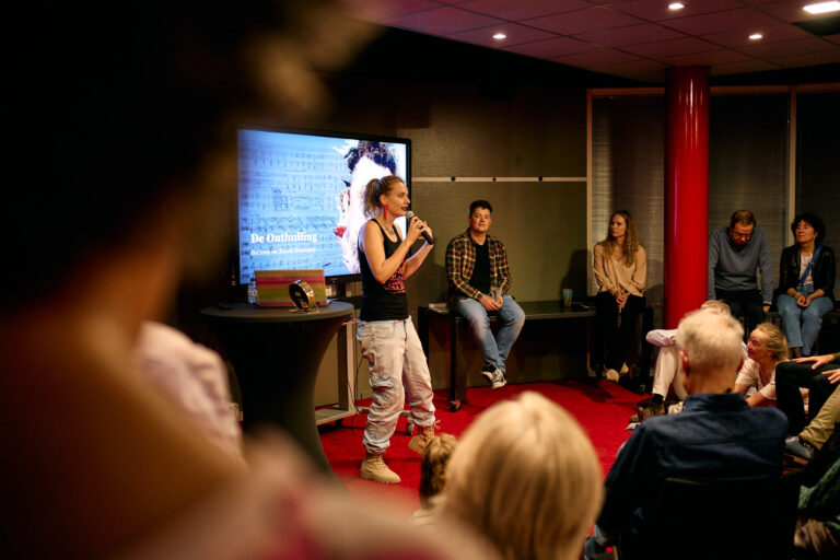 Vrouw die een presentatie geeft voor een groep mensen