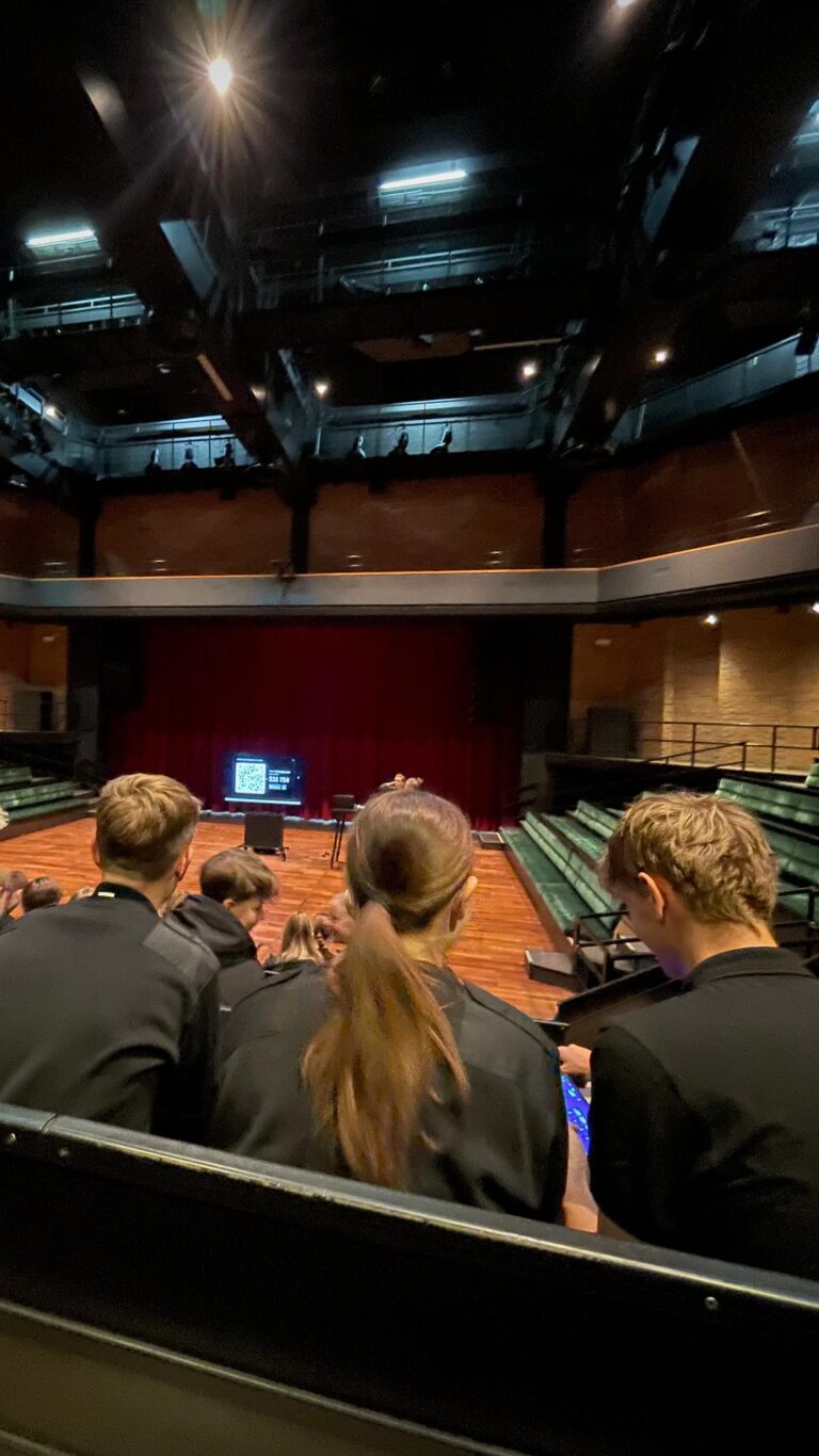 vanf de tribune van de kleine zaal wordt er geluisterd naar wat er op het podium wordt verteld