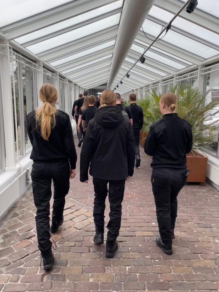 studenten lopen in de glazen gang richting hun meeting