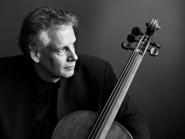zwart wit foto van man met een cello