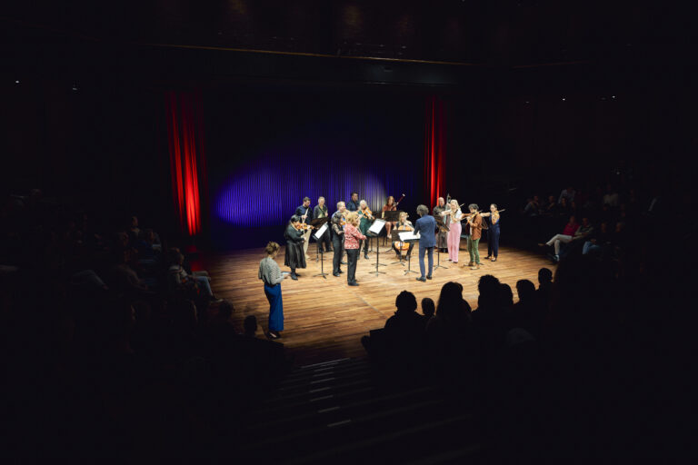 groep musici die op het podium van de kleine zaal aan het optreden is