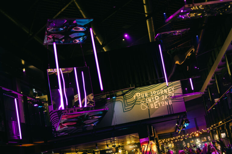 Moderne café of bar met paarse verlichting en een grote tekstwand met de boodschap