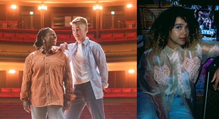 Aan de linkerkant van de afbeelding staan twee jonge mensen glimlachend in een theaterzaal, verlicht door warme lichten en omgeven door rode stoelen. Aan de rechterkant zit een jonge vrouw in een transparante blouse met hartvormige details en een ontspannen blik, in een setting met posters en een versterker op de achtergrond.