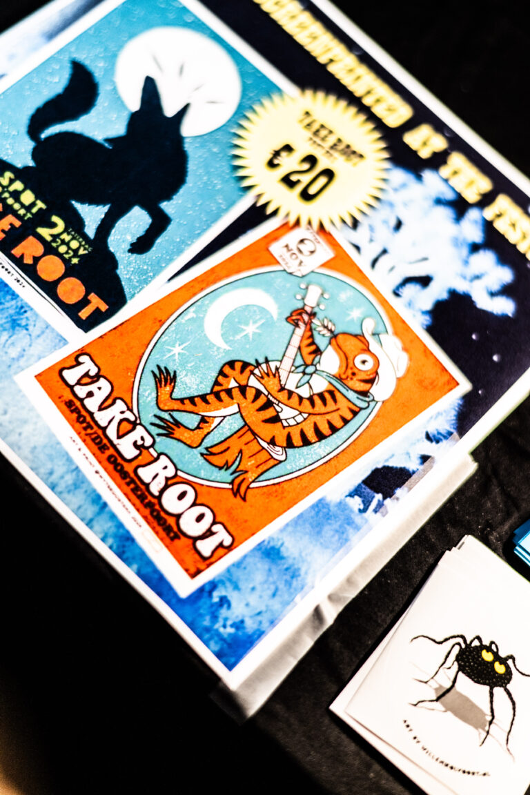 Een close-up van verschillende kleurrijke posters en kaarten, inclusief een afbeelding van een tijger en een afbeelding van een wolf.