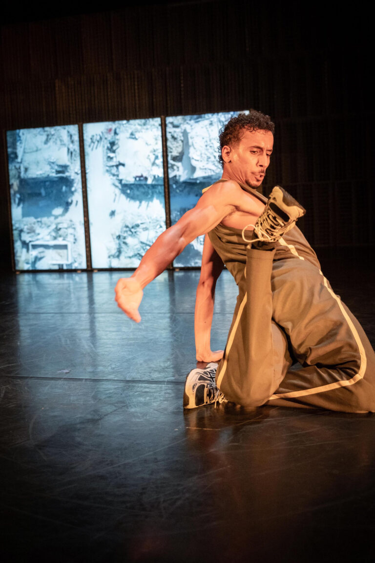 Man zit op de grond en leunt naar achteren