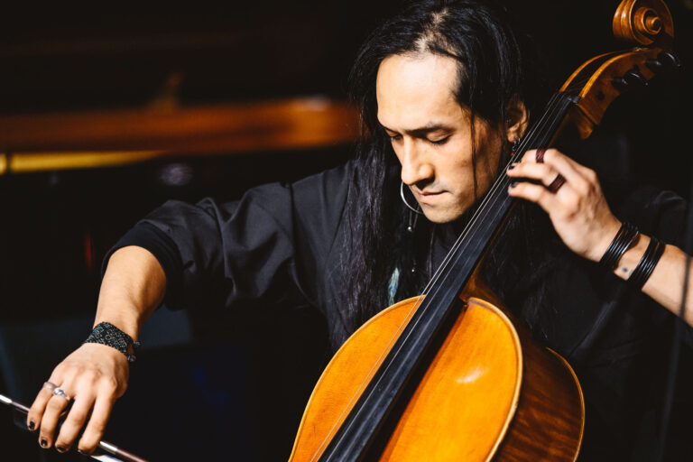 Een man die een cello bespeelt.