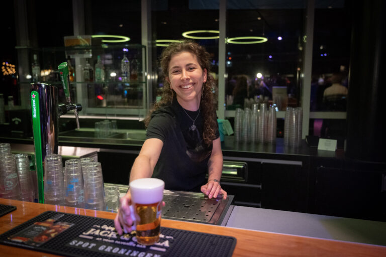 SPOT horeca medewerker met een biertje