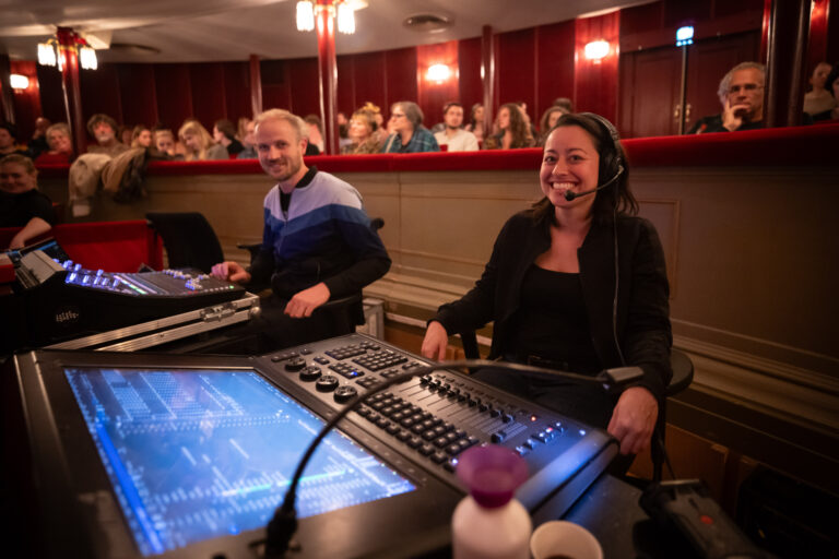 Twee SPOT geluidstechnici in de Stadsschouwburg