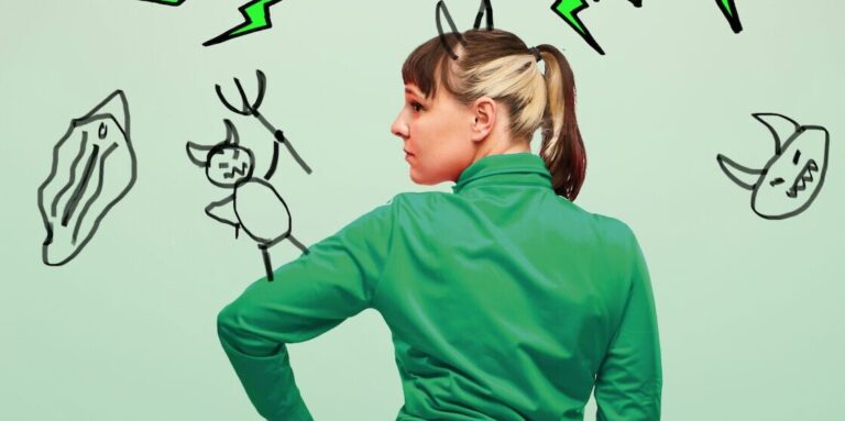 Een vrouw in een groene trui kijkt over haar schouder, omringd door kleurrijke tekeningen van duivels en bliksem.