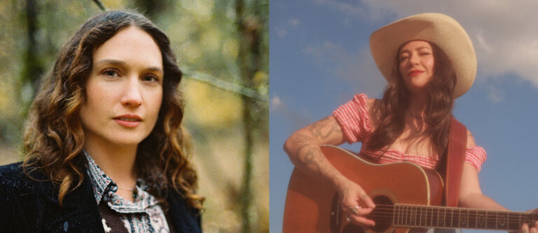 Twee vrouwen, één met krullend haar in een zwart jack en de andere met een hoed en gitaar, in verschillende buitenomgevingen.